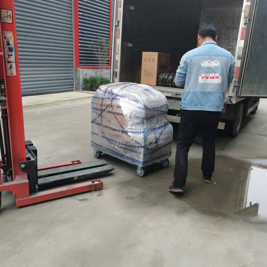 叉车搬运设备装车
