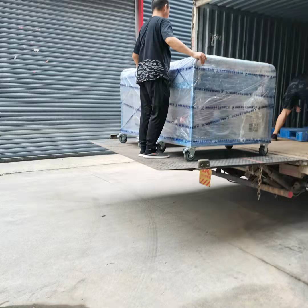 两台高压清洗机装车发货