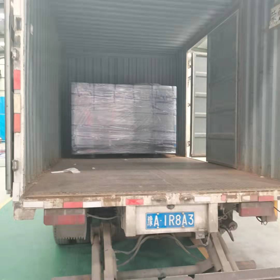 设备装入集装箱待运