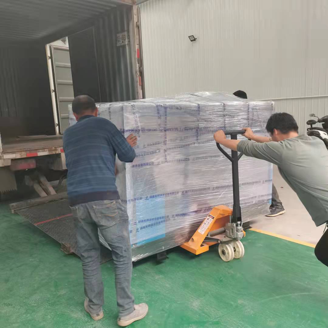 设备装入集装箱