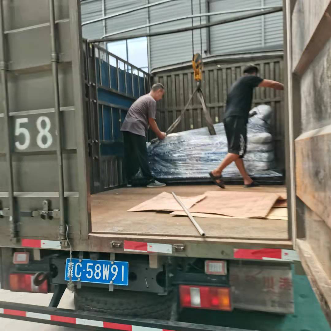 工人装货上车现场