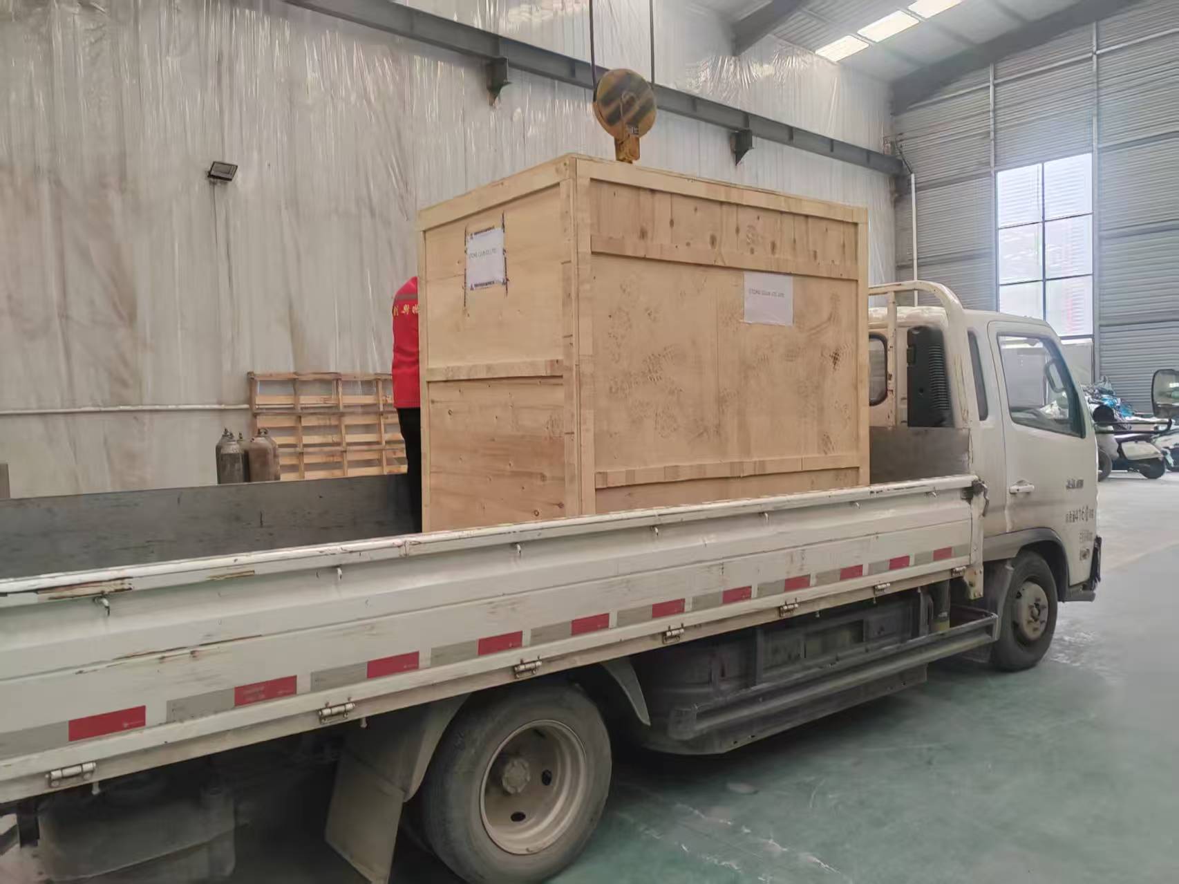 木箱设备吊装到小货车