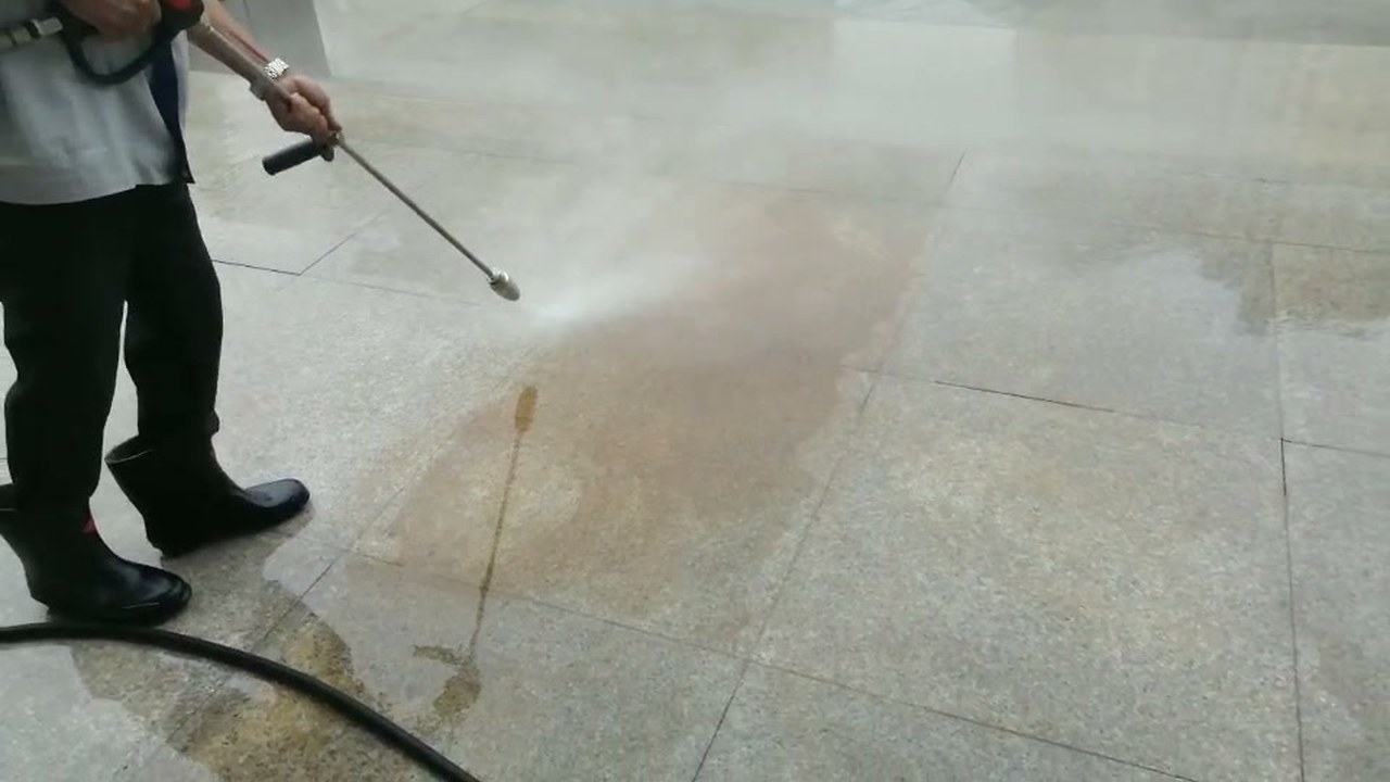 车间地面高压水冲洗作业
