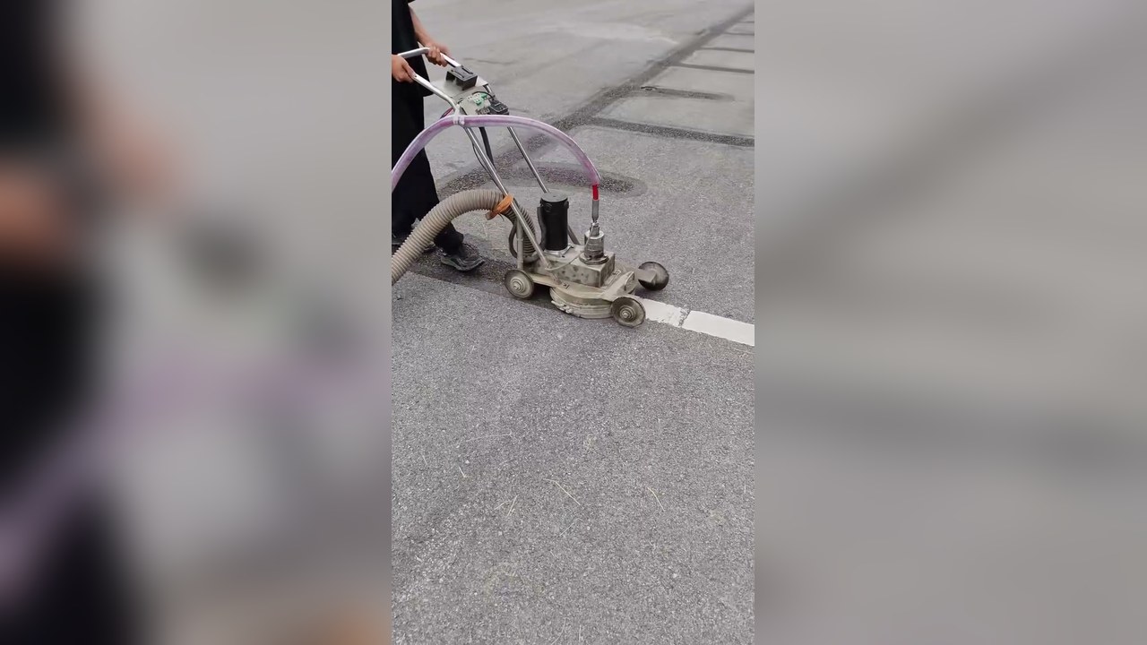 路面标线清除机作业演示